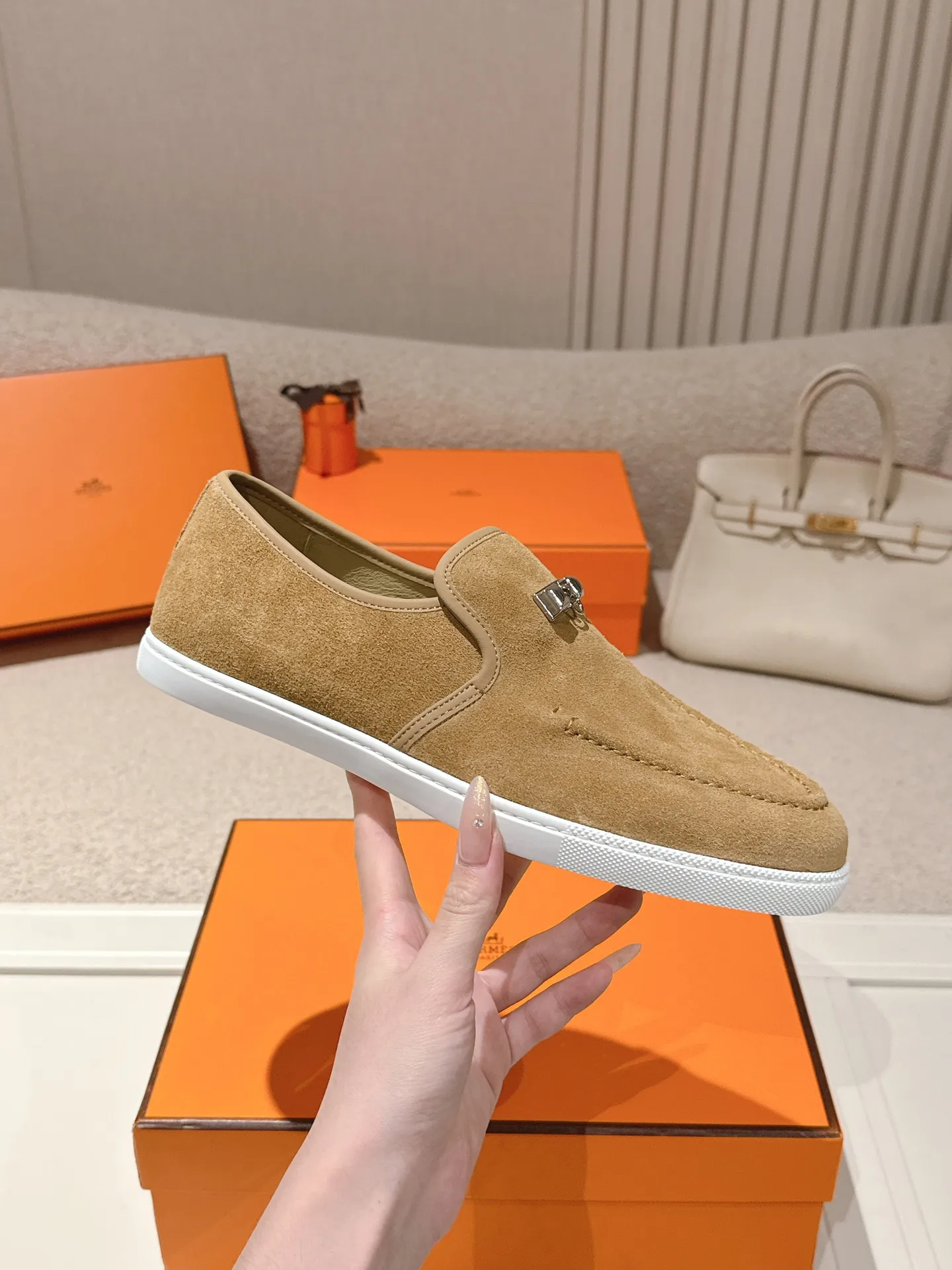 Men's Men's Shoes 600💰 Hermes# Couple Studded Loafers Calfskin and suede goatskin lace-up free sneakers with signature "H" detail. The design is simple and smooth, creating a fashionable urban look. It is comfortable and versatile. H family classics are not outdated, and the delivery counter is exquisitely packaged🛍📦 Fabric: Original customized imported first-layer cowhide/cow down Lining: Imported soft sheepskin Sole: Original open-molded anti-slip TPU material Size: 35-45